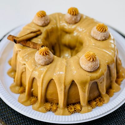 Um delicioso bolo caseiro com cobertura de doce de leite