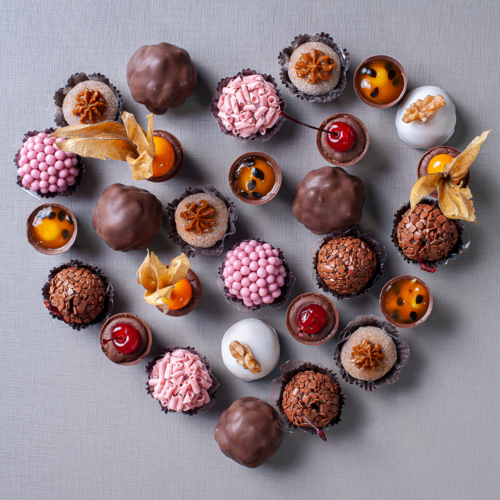 Um lindo coração de brigadeiros e outros deliciosos doces diversos. Simbolizando o quanto o brasileiro ama brigadeiro
