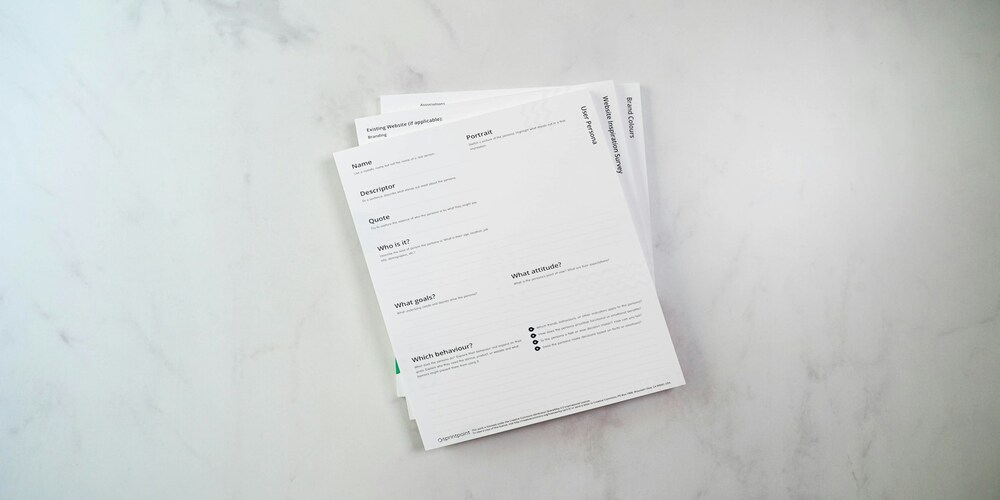 Na imagem a vários currículos enfileirados sobre uma mesa branca. Simbolizando que mesmo no momento de colocar os locais onde você trabalhou será necessária uma ordem cronológica.