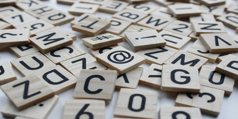 Várias letras embaralhadas na imagem mostrando que é necessario ter ordem e cronograma para se colocar informações no currículo.