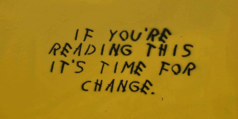 Um quadro com a anotação: " if you are reading this it is time for change", que significa: se você está lendo isso é hora de mudar. Um alerta para as pessoas que precisam de uma mudança de atitude para uma vida melhor