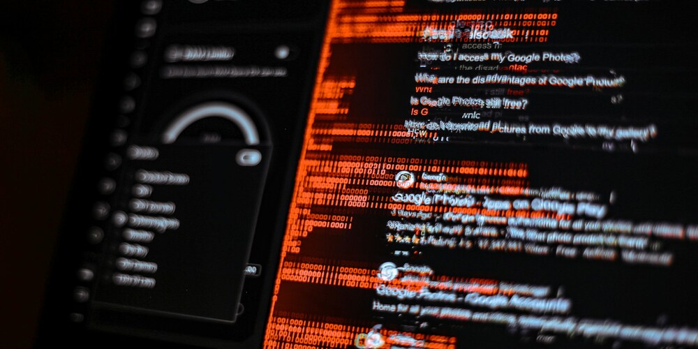 Um painel de computador mostrando um possível ataque de vírus. Para mostrar um alerta a todos sobre a importância de possuir um antivírus
